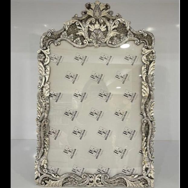 Photo frame in antique finish